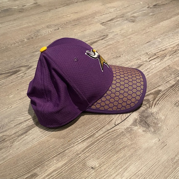 Minnesota Vikings New Era 39Thirty Purple Yellow Honeycomb Men’s Hat M/L - Picture 5 of 5